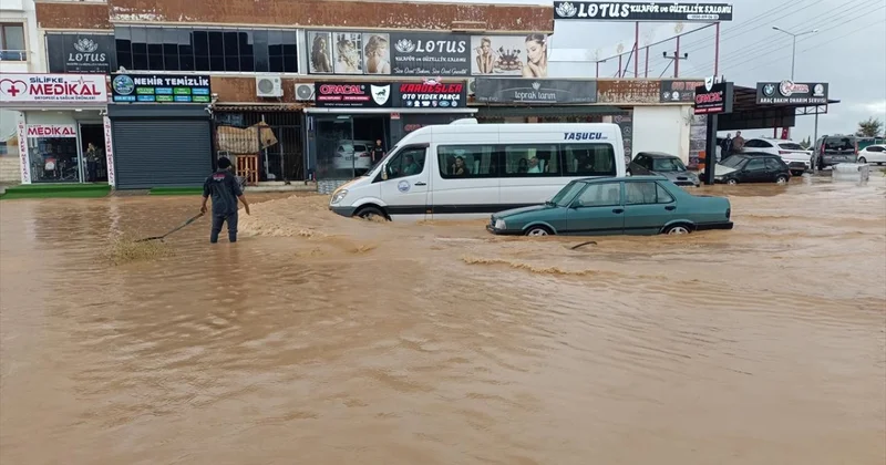 Mersin de sağanak su baskınlarına neden oldu: Araçlar yolda kaldı