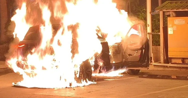 Antalya’da şarj halindeki elektrikli araç alev alev yandı