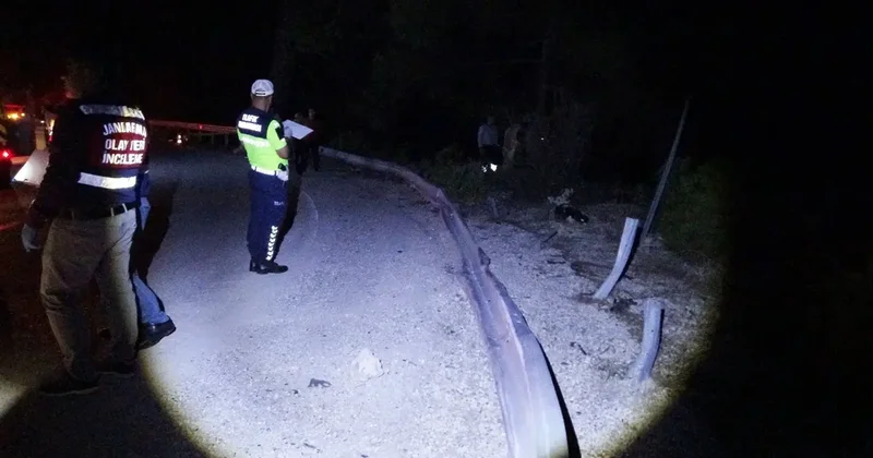 Antalya da facia! Bariyerleri aşan araç uçuruma uçtu: 2 ölü
