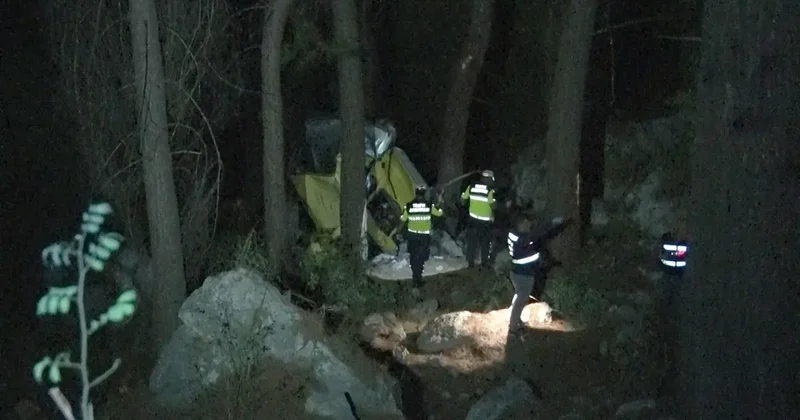 Antalya da korkunç kaza! Araç 50 metrelik uçuruma yuvarlandı: 2 ölü