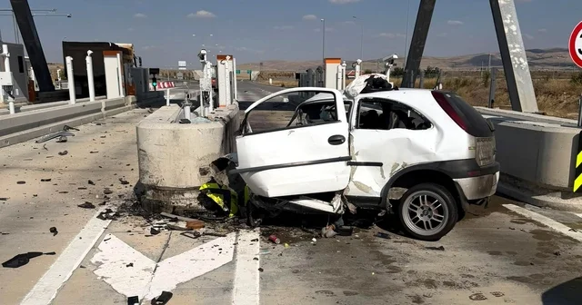 Aksaray da otoyol gişelerindeki beton bariyerlere çarpan otomobilin sürücüsü öldü Aksaray Haberleri Habertürk Yerel Haberler