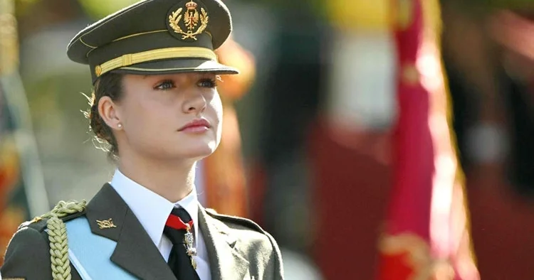 İki ay önce çıkardığı üniformayı yeniden giydi... Güne damga vuran sürpriz evlilik teklifi