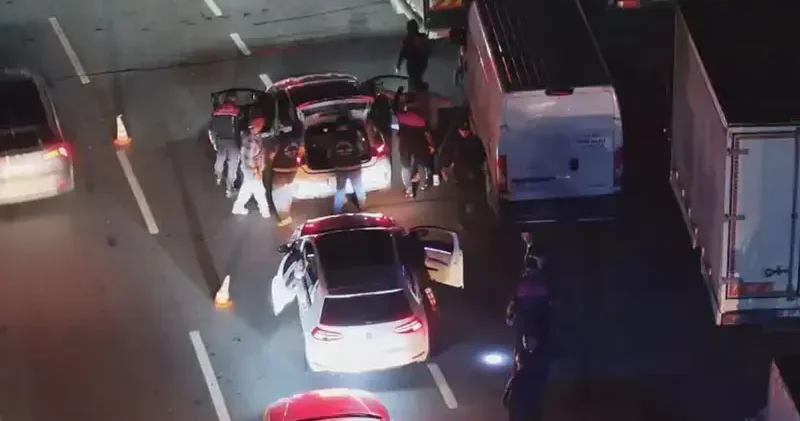 Küçükçekmece de asayiş denetimi; firari 2 şüpheli yakalandı