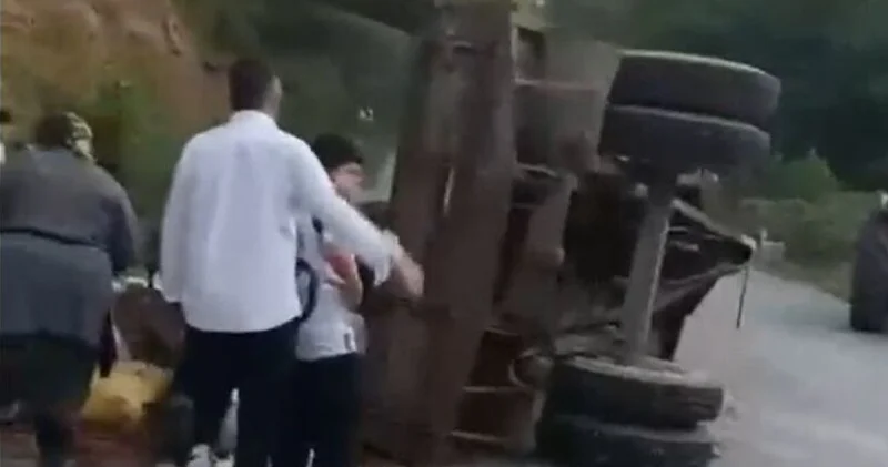 Düzce de traktörün römorku devrildi: 11 yaralı Son dakika haberleri