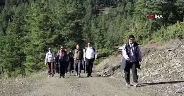 Mantar topladılar, yolda kalan araca el attılar: Doğaseverlerin sarıçam ormanlarında macera dolu yürüyüşü