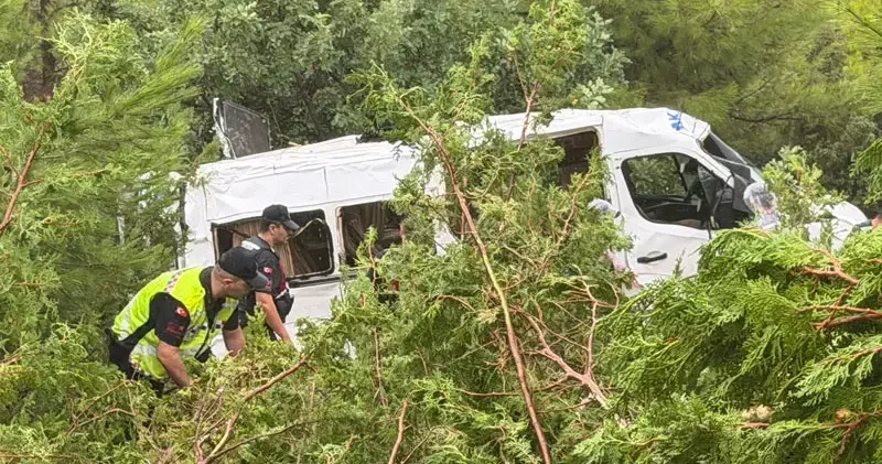 Mersin de minibüs bahçeye yuvarlandı: 1 i ağır, 17 yaralı