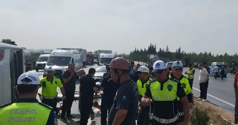 Midibüs, kaygan yolda devrildi; 17 yaralı