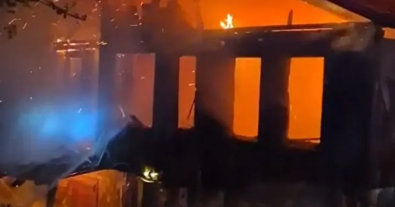 Bolu’da üzerine yıldırım düşen ev alev alev yandı