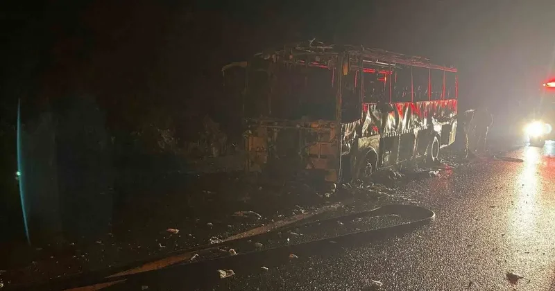 Bolu’da midibüs alev alev yandı, geriye iskeleti kaldı