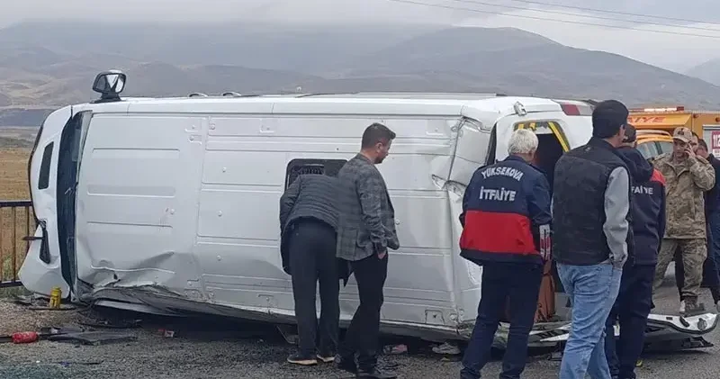 Öğrenci servisi devrildi; 12 yaralı
