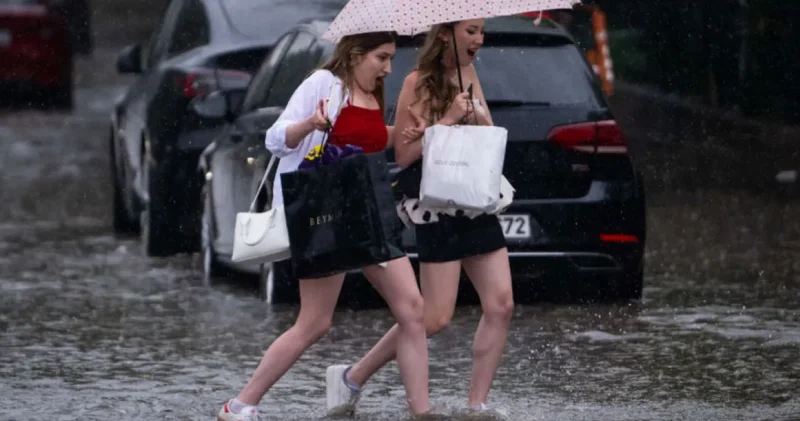 HAVA DURUMU İSTANBUL Sıcaklık 4 6 derece düşüyor! 13 kent için sarı alarm Meteoroloji saat verdi Son dakika haberleri