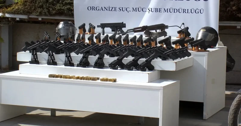 Suç örgütü operasyonlarında ele geçirilenler emniyette sergilendi