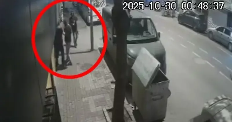 Kaldırımdakilerden kenara çekilmelerini isteyip iş yerine ateş açtı; o anlar kamerada