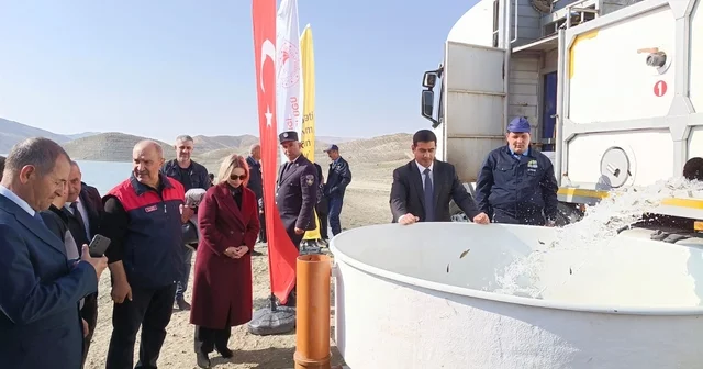 Keban da üretilen 300 bin sazan yavrusu Nahçıvan da suya bırakıldı Elazığ Haberleri