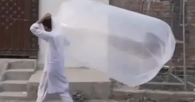 Pakistan da halk yüzeye çıkan doğalgazı dev naylon torbalara doldurup evlerinde kullanıyor VİDEO İZLE