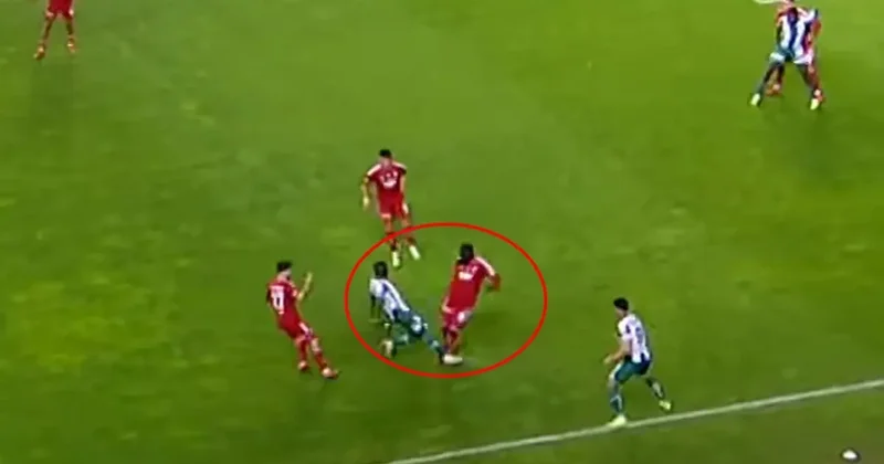 Bahis oynadığı ortaya çıkan futbolcunun gördüğü kırmızı kart ve yaptığı harekete bakın