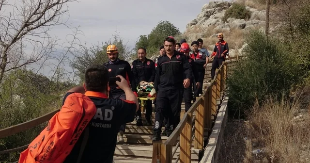 Kaleye çıkarken ayağı kırılan Ezgi, sedyeyle 1 kilometre taşındı Adana Haberleri