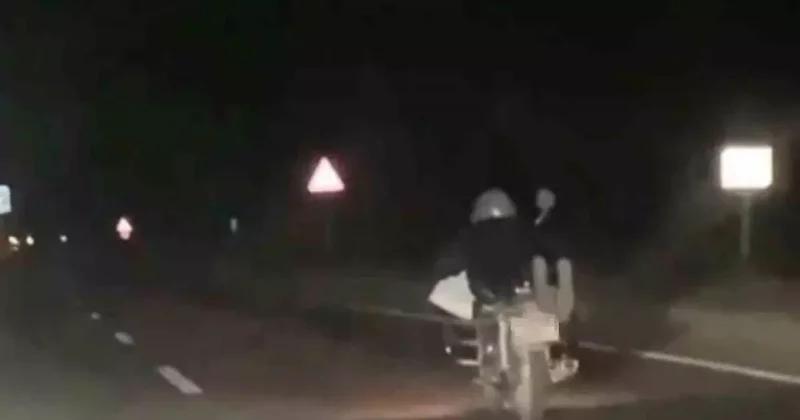 Motosikleti yüzüstü uzanarak kullanan sürücüye 5 bin 146 TL ceza