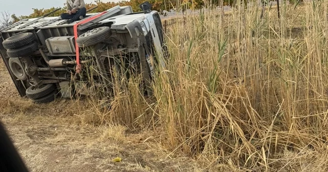 Batman da kayan kamyonet devrildi: 5 kişi kazadan burnu kanamadan kurtuldu Batman Haberleri