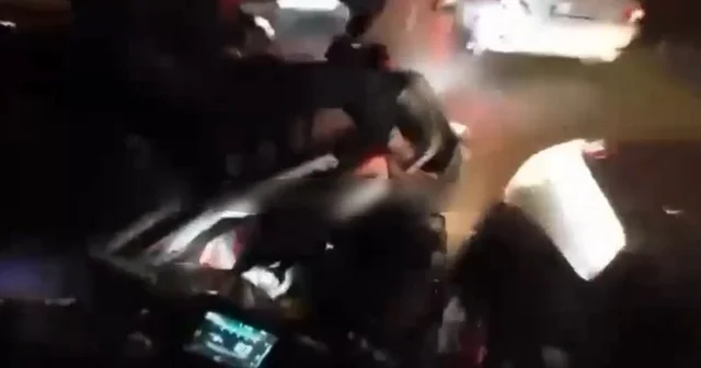 Araçların arasından hızla giden motosikletliye arkasından gelen motosikletli böyle çarptı Kaza anı kameraya yansıdı Bursa Haberleri