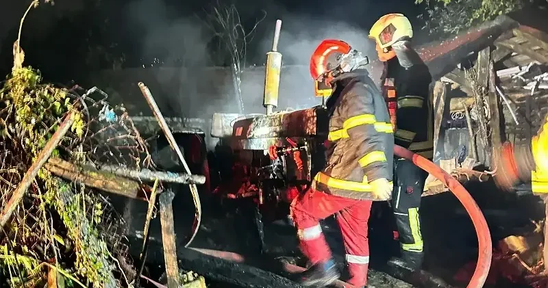 Bartın da yıldırım isabet eden minibüs ve traktör kullanılamaz hale geldi Gündem Haberleri