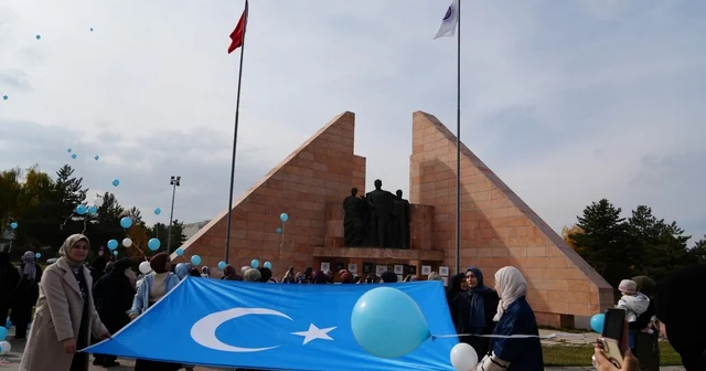 Mavi beyaz balonlarla Doğu Türkistan ın sesi oldular Erzurum Haberleri
