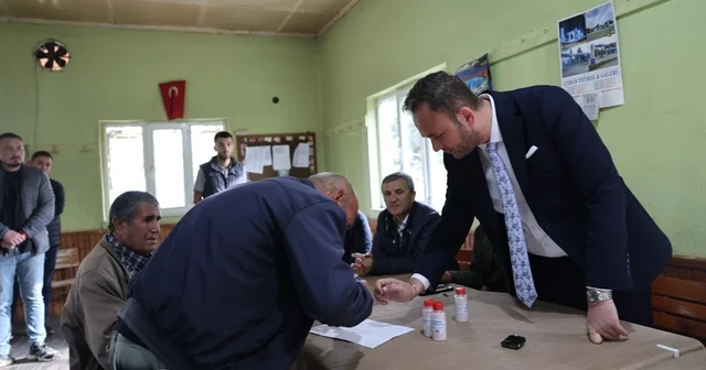 Çivril Belediyesi şap hastalığına karşı çiftçinin yanında Çivril Belediyesi yetiştiricilere dezenfektan dağıtımına başladı Denizli Haberleri