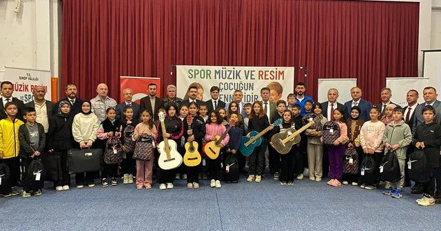 Sinop ta öğrencilere spor, resim ve müzik malzemeleri dağıtıldı Sinop Haberleri