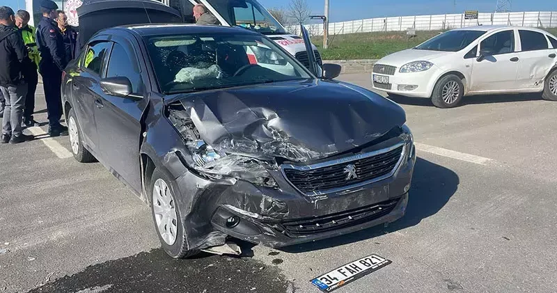Edirne’de iki otomobil kavşakta çarpıştı: 8 yaralı