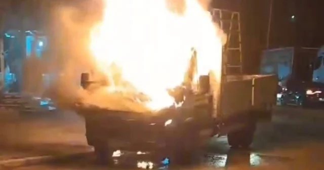 Park halindeki kamyonet alevlere teslim oldu Adana Haberleri