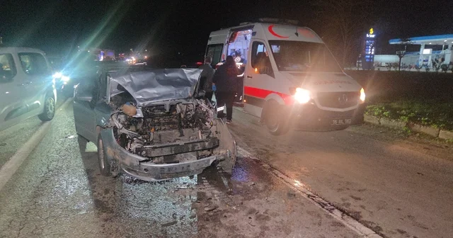 Kırmızı ışıkta duran otomobile arkadan gelen otomobil çarptı; 5 yaralı Bursa Haberleri