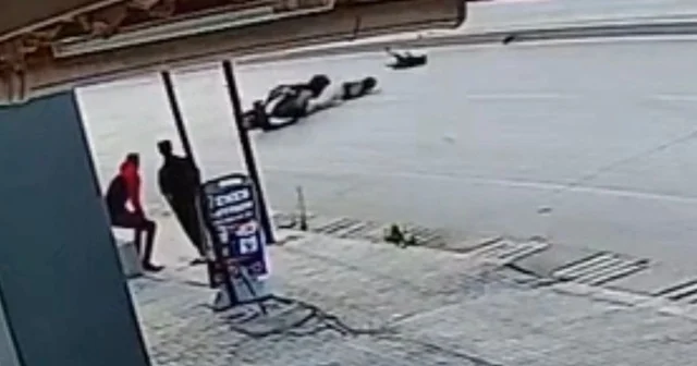 Köpeğe çarpmamak için motosikleti devirerek yaralandı; kaza anı kamerada Hatay Haberleri