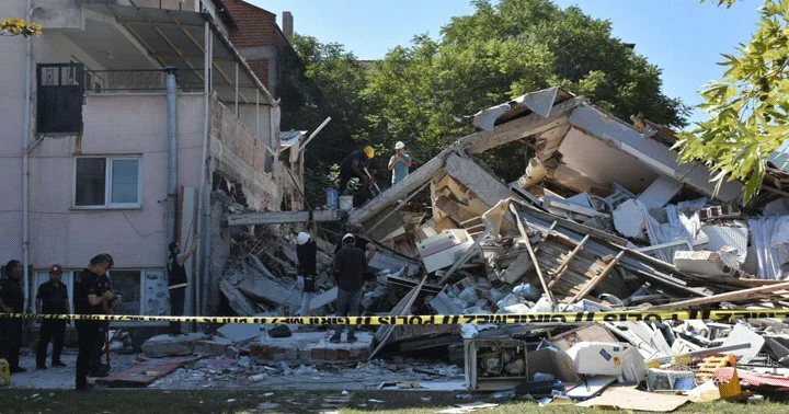 Deprem fırtınası birkaç ay sürebilir Prof. Dr. Sözbilir: 10 ayda olması gereken aktivite 3 ayda oldu