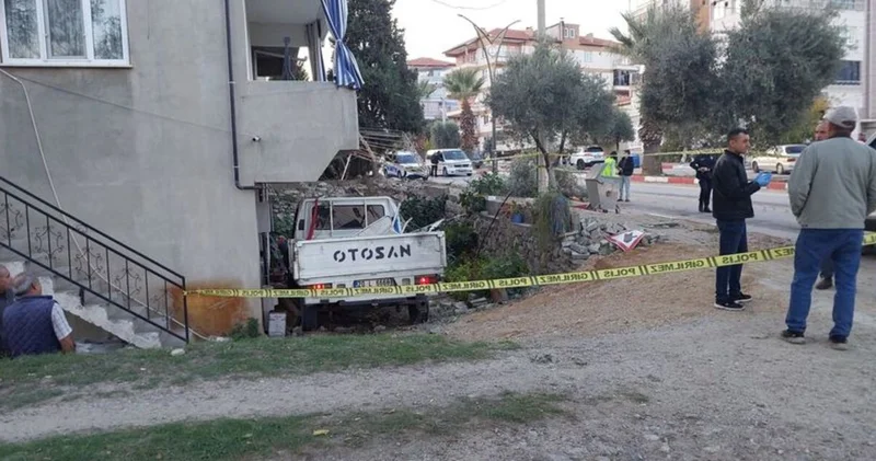 Denizli de ağaca çarpan kamyonetteki 1 kişi öldü, 4 kişi yaralandı