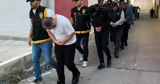 Adana haberleri Olmayan inşaat demir satarak 19 milyon lira vurgun yaptılar: 22 tutuklu! 12 Kasım 2025