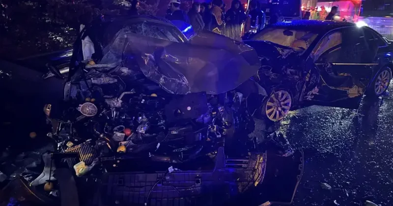 İstanbul da 5 araç birbirine girdi: Yaralılar var