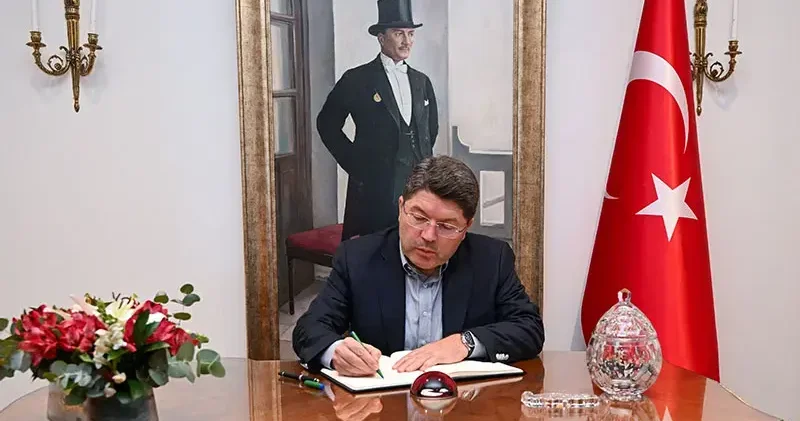 Bakan Tunç, Türkiye nin Madrid Büyükelçiliği ni ziyaret etti