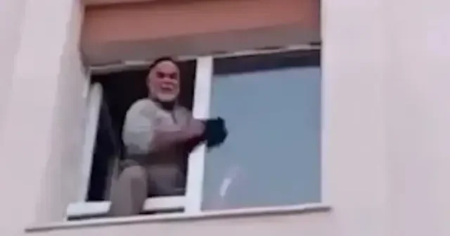 Niğdeli amcanın eşi için evinin camlarını sildiği anlar gülümsetti VİDEO İZLE