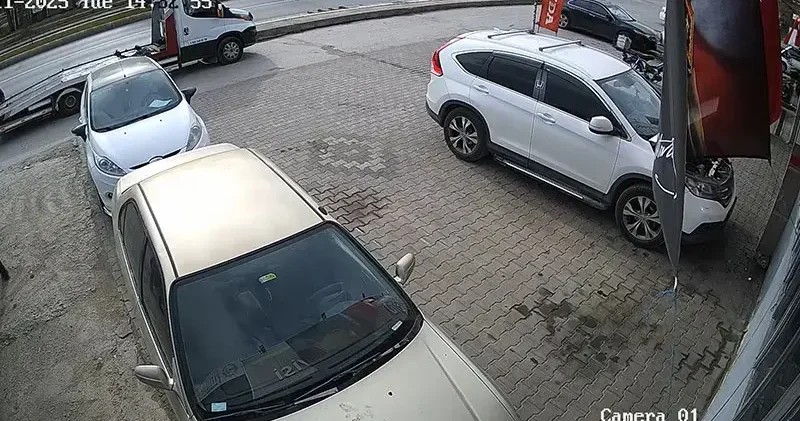 2 hafif ticari aracın çarpıştığı kazada, 1 kişi yaralandı; o anlar kamerada