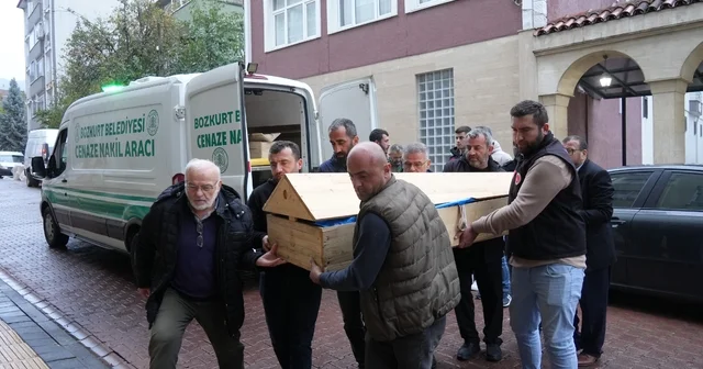 Dere yatağında cenazelerine ulaşılan anne ve oğlunun cenazesi ilçeye getirildi Kastamonu Haberleri