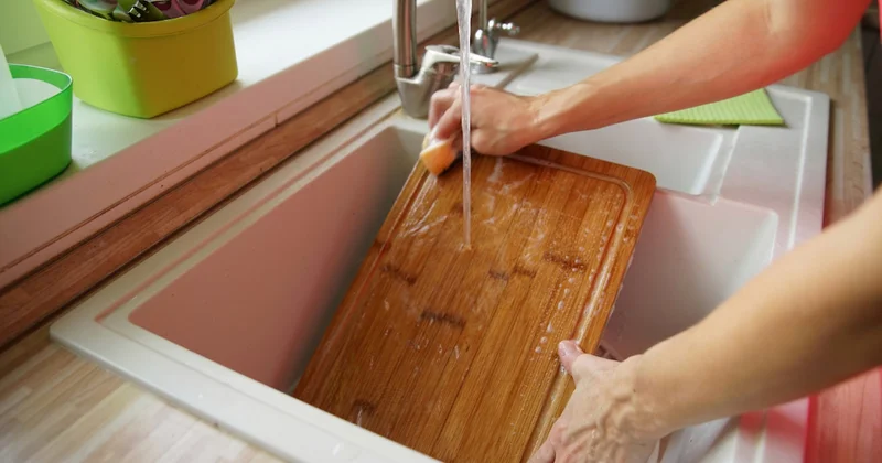 Kesme tahtalarını deterjan ya da çamaşır suyuyla asla yıkamamalısınız: İşte nedeni Sözcü Gazetesi