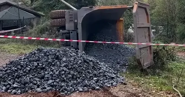 Beykoz da mıcır yüklü kamyon devrildi VİDEO İZLE