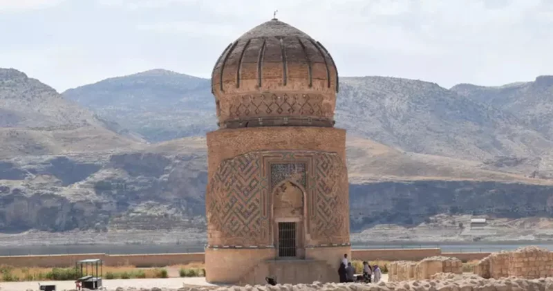 Hasankeyf te 552 yıllık Zeynel Bey Türbesi, turistlerin uğrak noktalarından