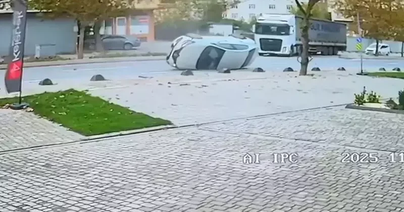 Sancaktepe de dönüş yapan TIR, otomobile çarptı; kaza kamerada