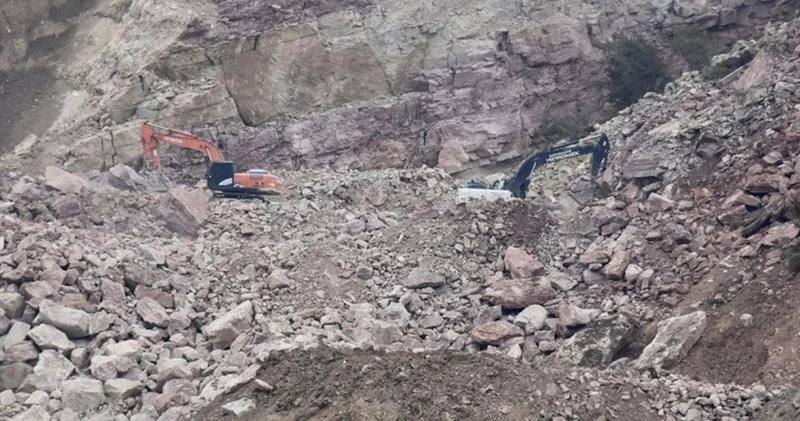 Son Dakika Ordu da taş ocağındaki göçükte kalan 75 yaşındaki işçinin cansız bedenine ulaşıldı