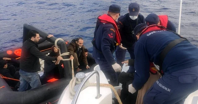 Yunanistan, 8 i çocuk 20 düzensiz göçmeni ölüme terk etti Muğla Haberleri