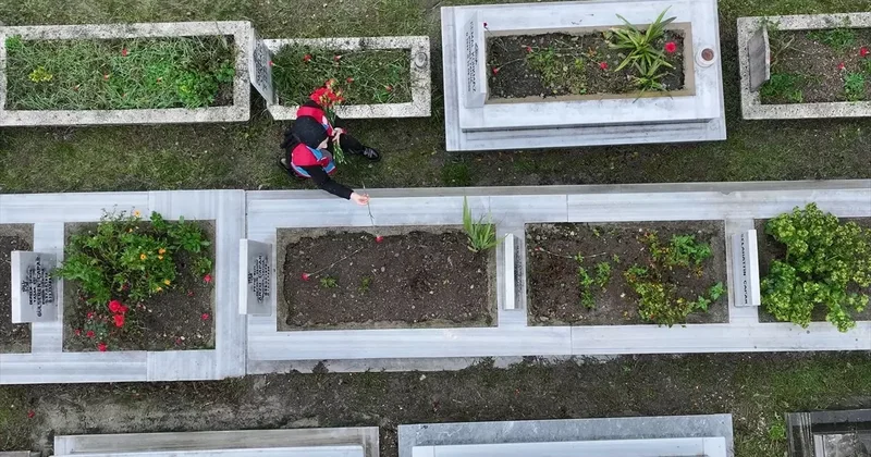 Düzce Depremi nde hayatını kaybedenler mezarları başında anıldı