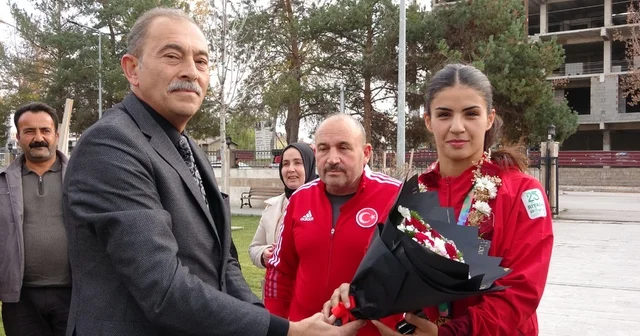 Altın madalyalı boksör Evin Erginoğuz çiçeklerle karşılandı Van Haberleri