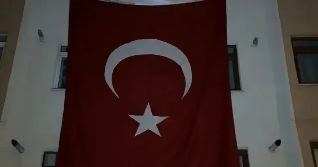 Şehit ailelerinin evlerine Türk bayrağı asılıyor VİDEO İZLE