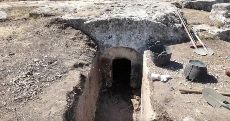 Adıyaman daki Tharsa Antik Kenti nde 1800 yıllık oda mezarı bulundu